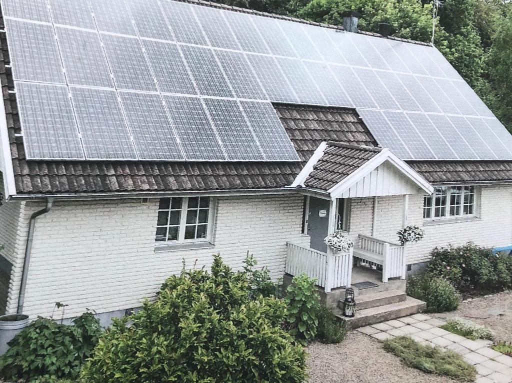 RödebyKarlskrona的屋顶上设有太阳能电池板的房子