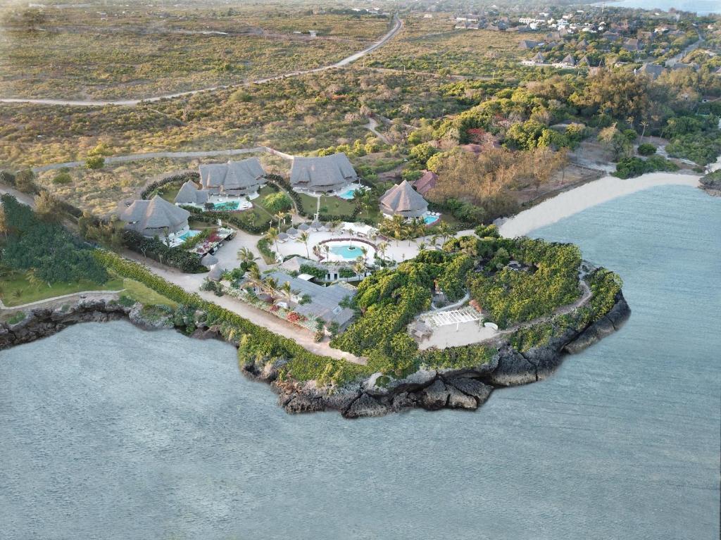 马林迪The Kasa Malindi - 'formerly Leopard Point Beach Resort'的水面上岛屿的空中景观