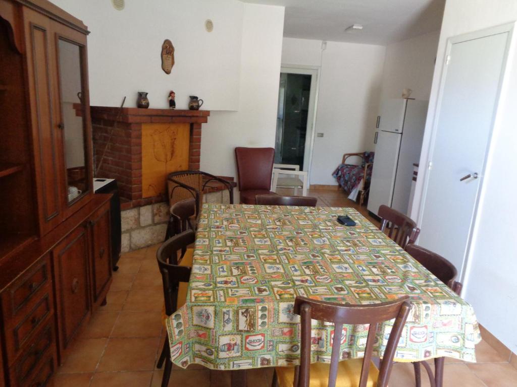安德里亚Villa Anna的厨房以及带桌椅的用餐室。