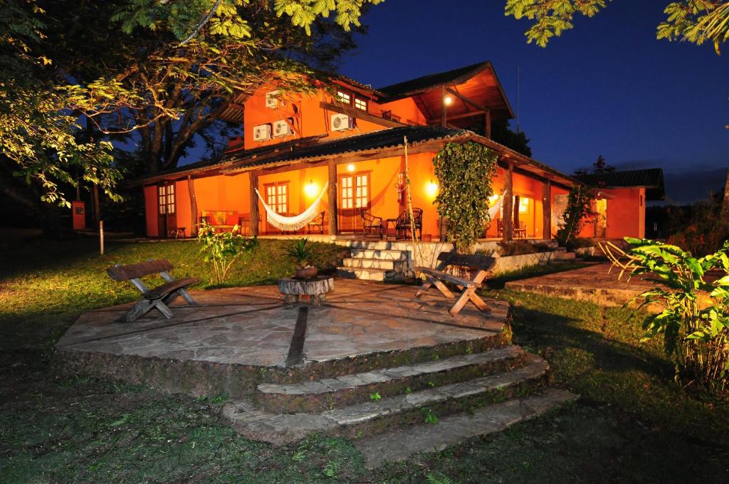 沙帕达-杜斯吉马朗伊斯波萨达公园酒店的一座房子,在晚上前设有一个庭院