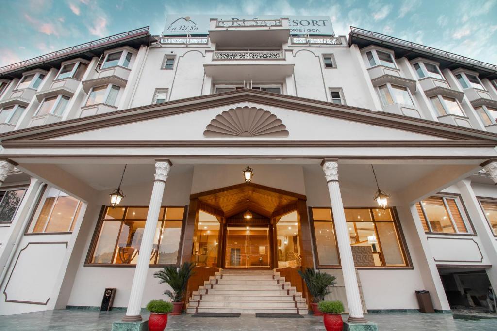 西姆拉Larisa Shimla的酒店前方的 ⁇ 染