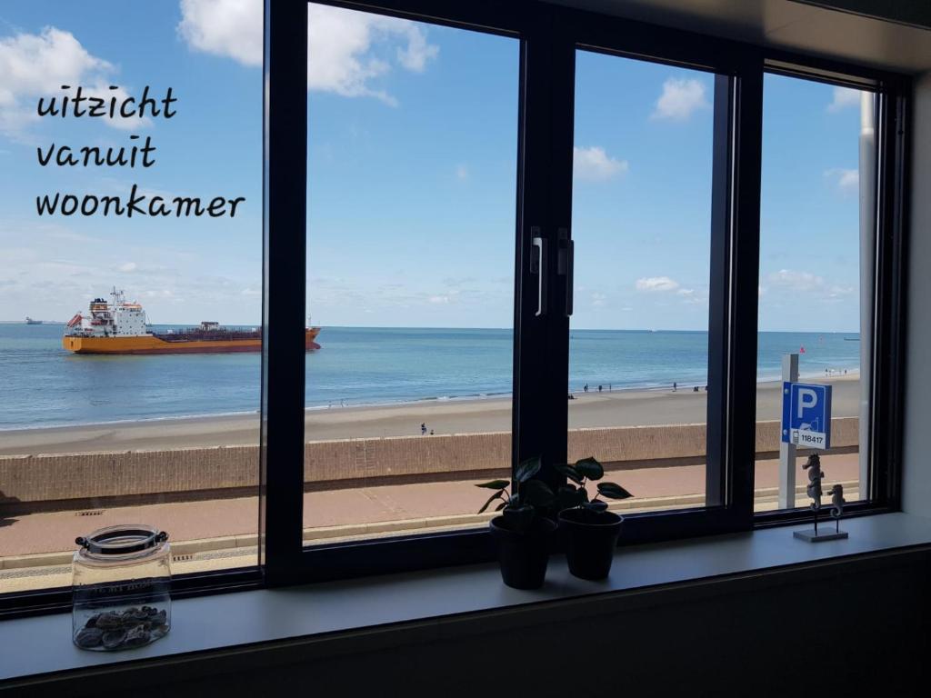 弗利辛恩The Ruyter apartment的享有海滩和船只景致的窗户