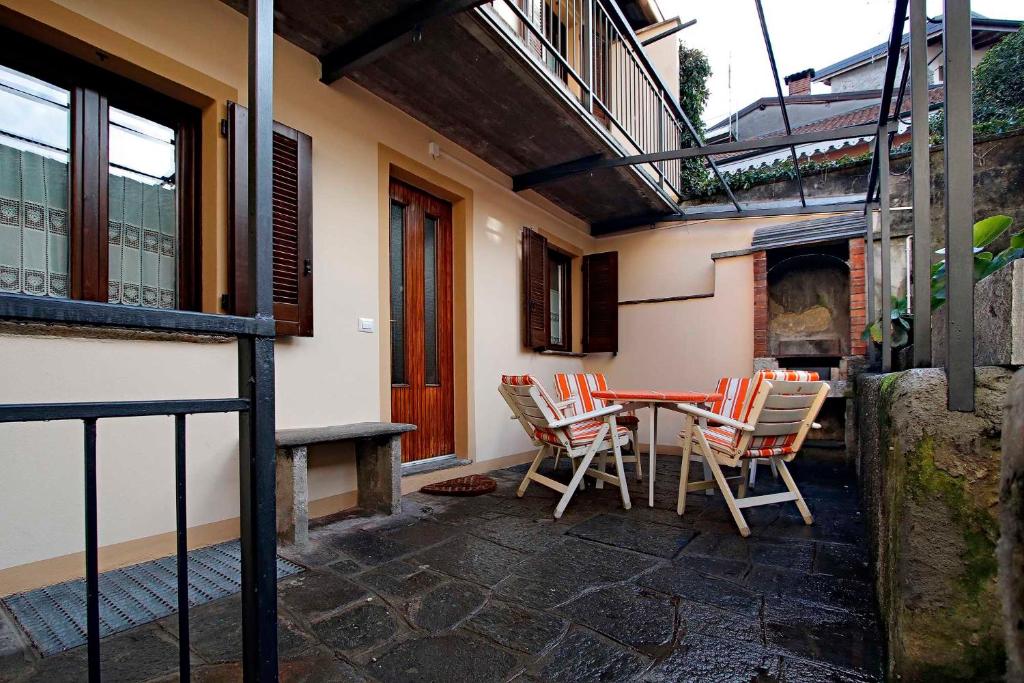 勒威诺Il Giardino Segreto的庭院配有桌椅和壁炉。