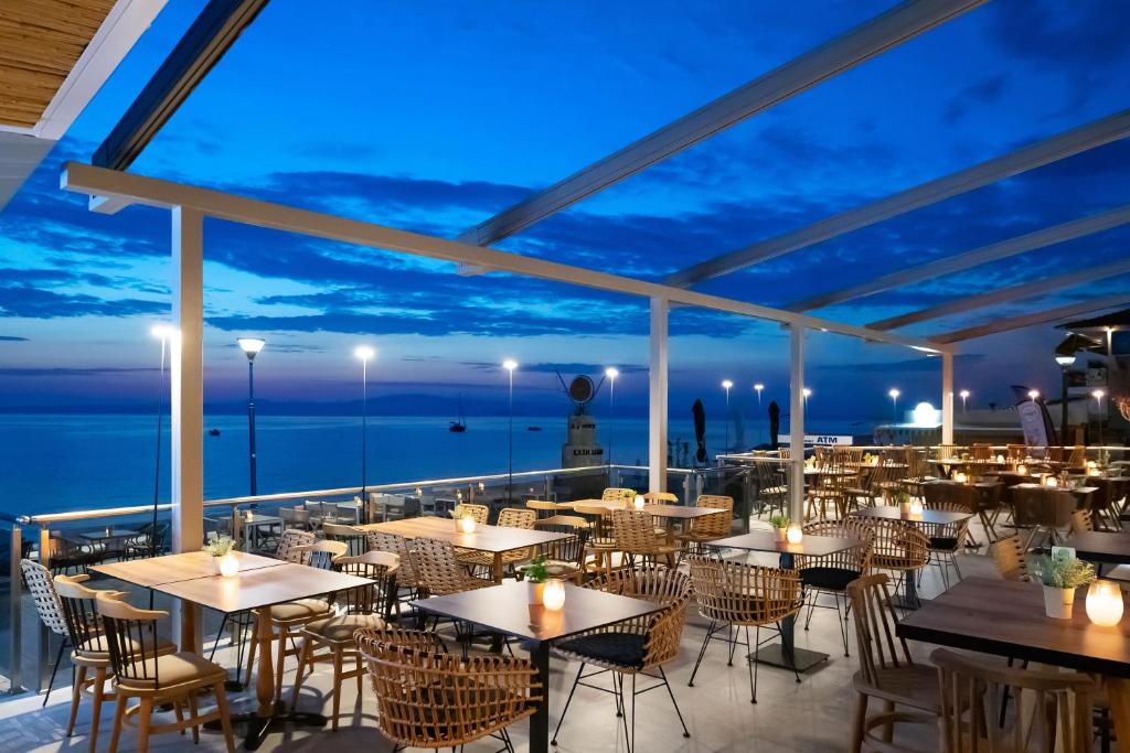 波利克罗诺Sea Level Hotel - Adults Only 16 plus的晚上则设有一间享有海景的餐厅