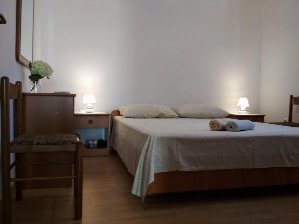 斯拉诺安通莫泽拉住宿加早餐旅馆的一间卧室配有一张床、两张桌子和两盏灯。