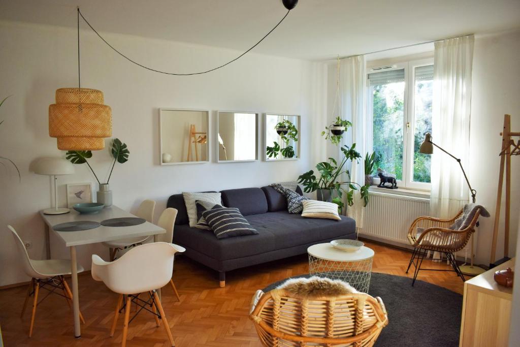 布达佩斯Gellért Hill Apartment的客厅配有沙发和桌子