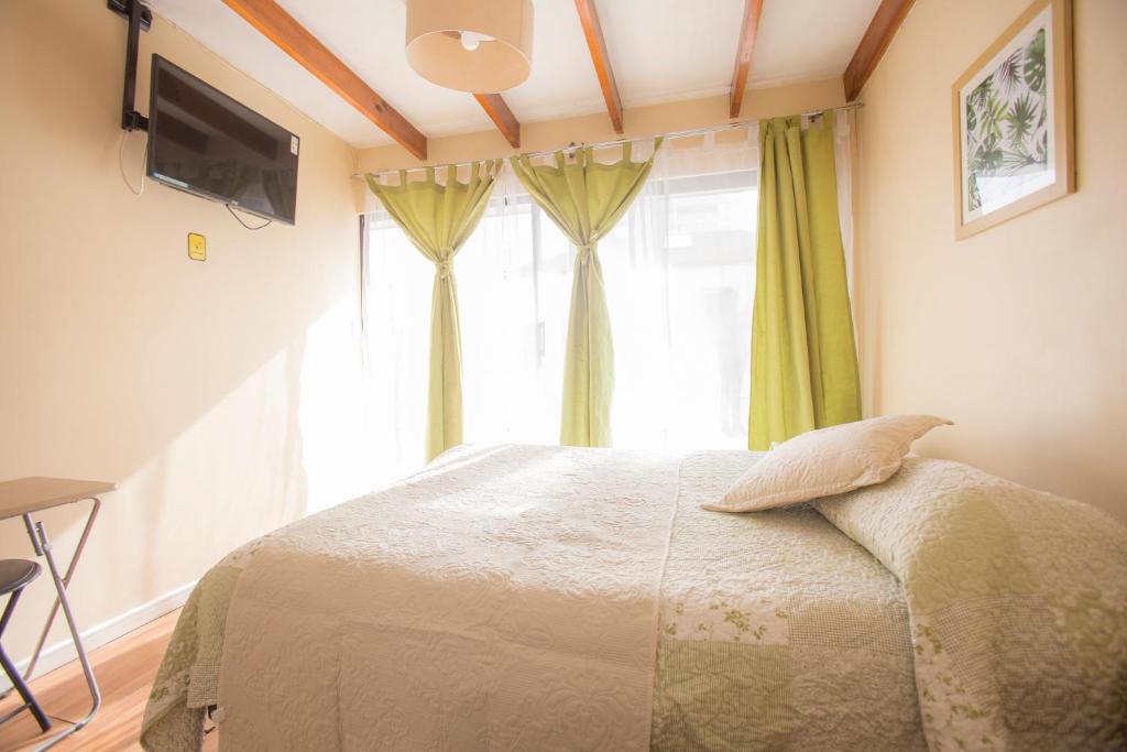 维纳德马Hostal Ravello - ex Viña Bella的一间卧室配有床和带窗帘的窗户
