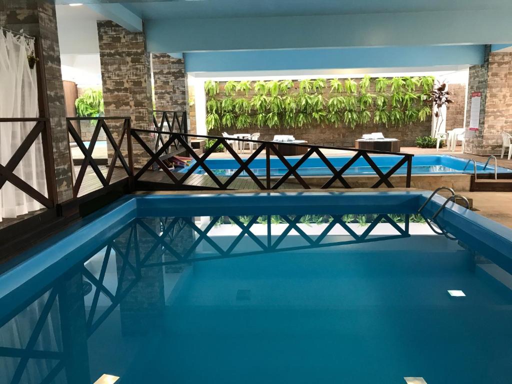巴拉奈里奥-坎布里乌丽格酒店的享有一座大楼内一座带桥梁的游泳池的景色