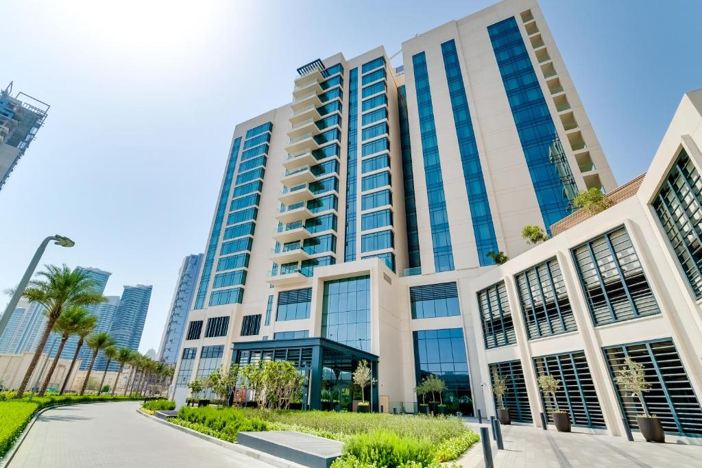 迪拜Vida Emirates Hills Residences的一座棕榈树城市的建筑