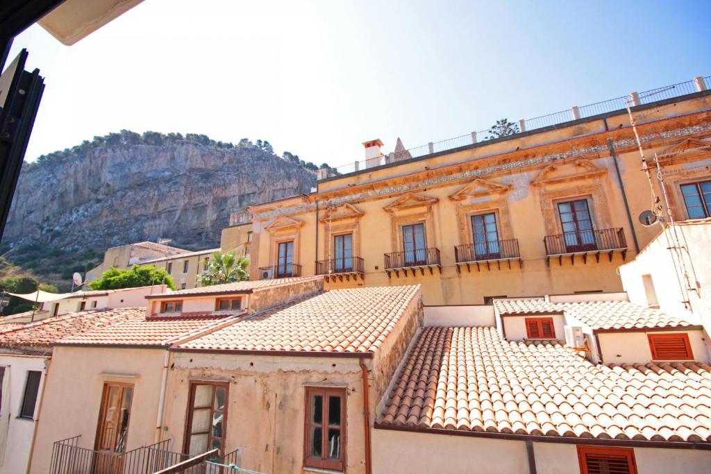 切法卢Terrazza Cathedral con vista by Wonderful Italy的一组背景为山的建筑