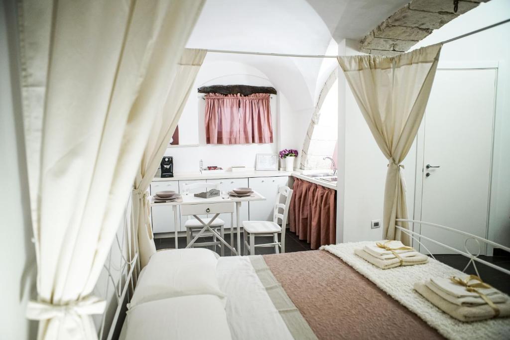 普蒂尼亚诺HOME 5 - Arco Antico的一间带床的小卧室和一间厨房