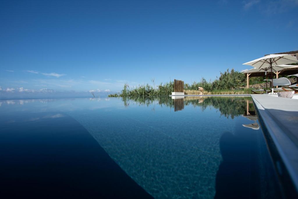 拉戈阿Sul Villas & Spa - Azores的享有水景的游泳池