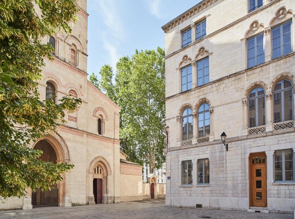 里昂Hôtel de l'Abbaye Lyon - Boutique Hôtel的街道上两栋相邻的建筑