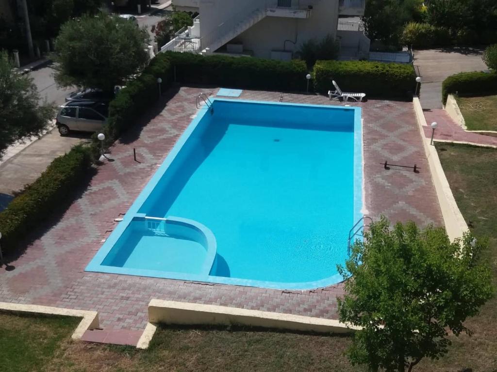 基拉奇尼Gerakini 2BR Apt with Shared Pool的院子里的大型蓝色游泳池