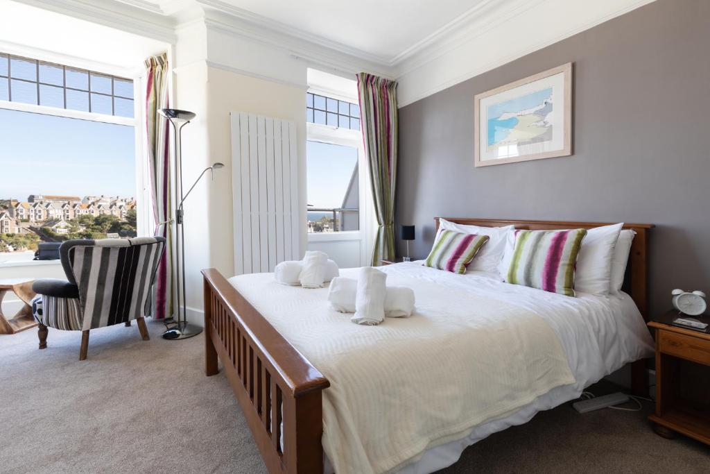圣艾夫斯Ocean House的一间卧室配有一张大床和两条毛巾