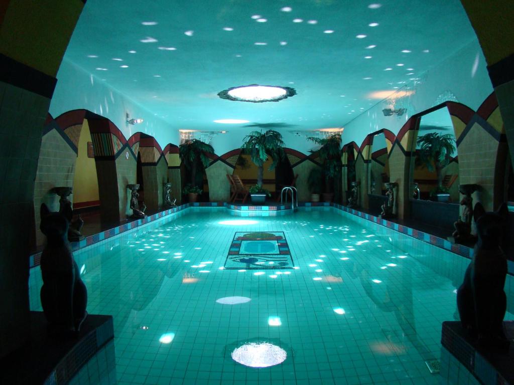 希欧福克剑锋精品酒店及Spa的大楼内带灯的大型游泳池
