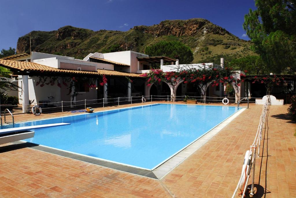 弗卡诺Villa Saracina的一个大蓝色游泳池,背景是一座山