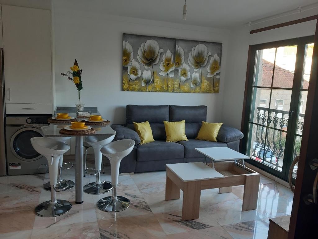 布埃乌Apartamento muy Coqueto的客厅配有蓝色的沙发和桌子