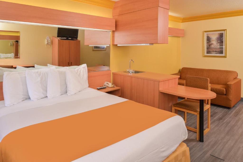 英格尔伍德H3 Inn & Suites - LAX Airport - Los Angeles的酒店客房设有一张大床和一张书桌。