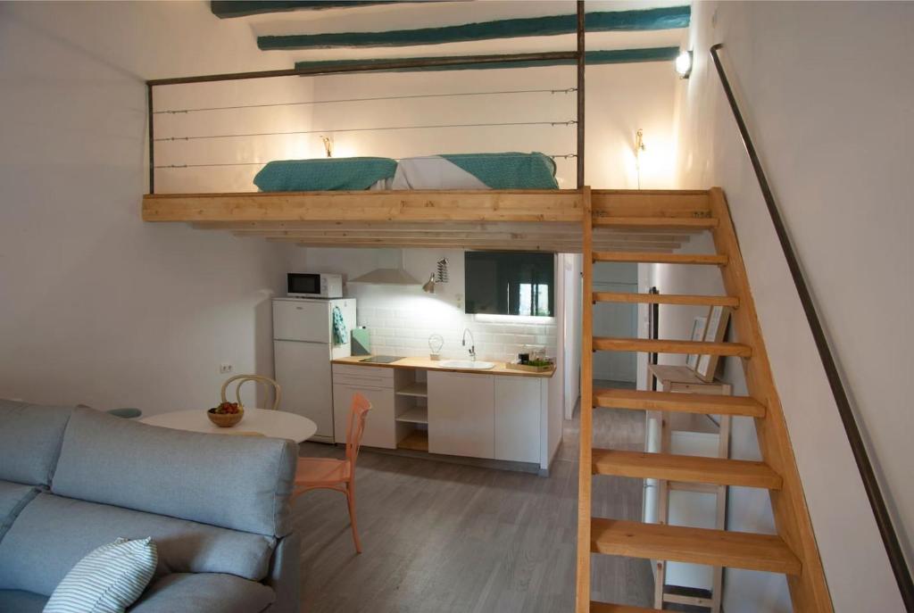巴拉格尔Portolà, 1 apartament的带高架床的房间和客厅