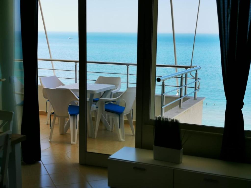 都拉斯Matin Apartment Sea View的一个带桌椅的海景阳台