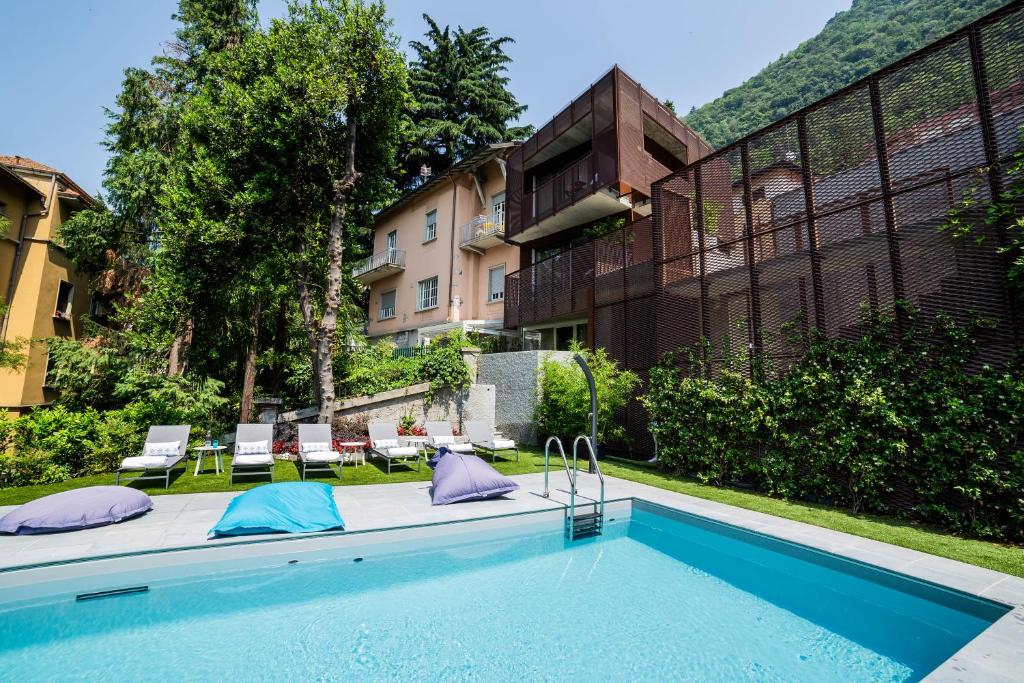 科莫Le Stanze del Lago Suites & Pool的一座房子后院的游泳池