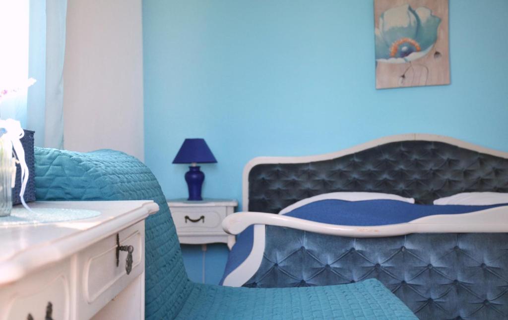 波拉特Apartman I&A的一间蓝色卧室,配有床和水槽