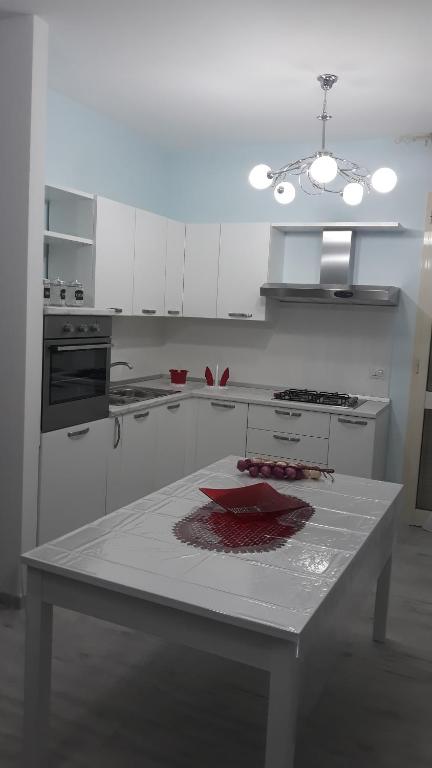 丽都玛里尼CASA & RELAX的厨房配有白色橱柜和桌子