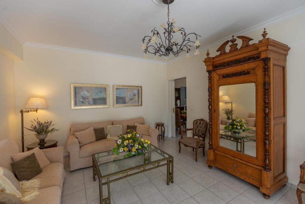 斯沃伦塔Villa Pelagia的带沙发和镜子的客厅