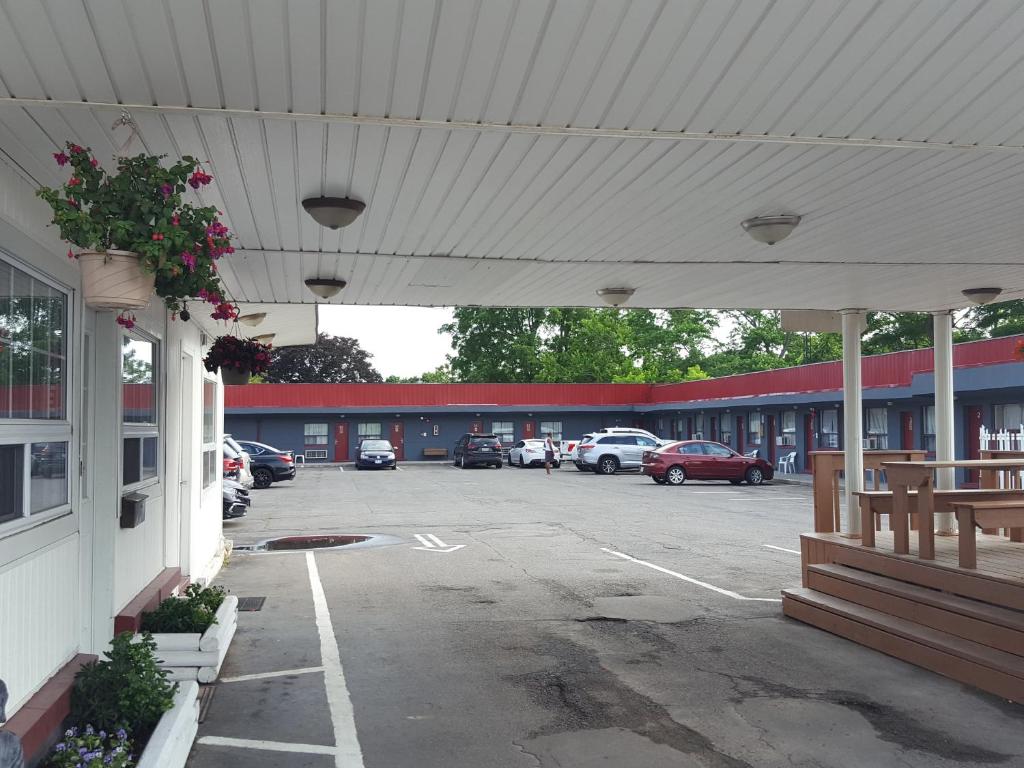 尼亚加拉瀑布尼亚加拉汽车旅馆的停车场,设有可停放汽车的大楼