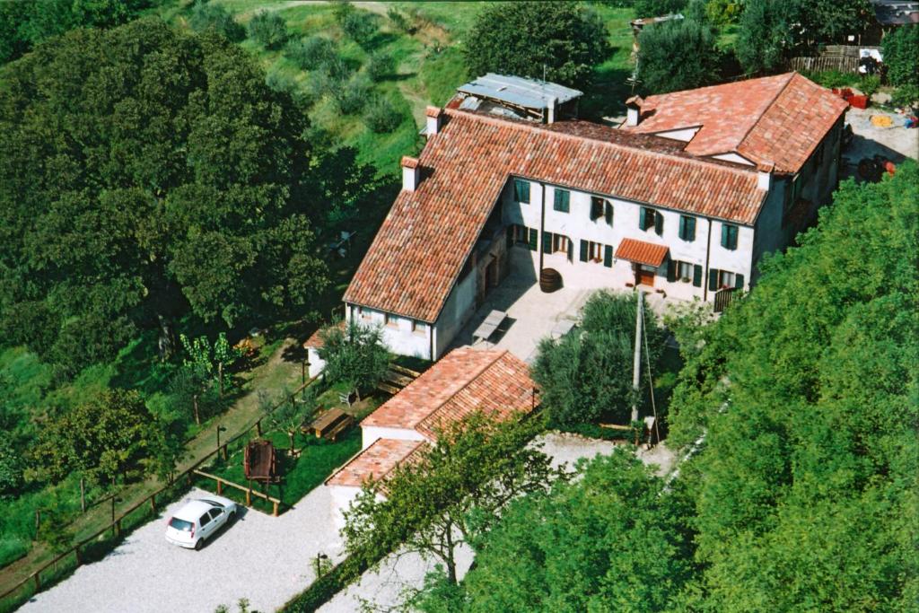 Teolo科尔德尔巴巴罗萨农家乐的前面有车的房子的空中景色
