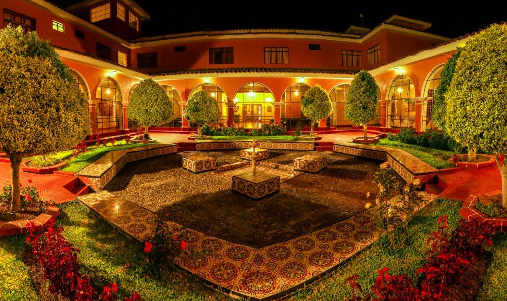 阿亚库乔DM Hoteles Ayacucho的晚上享有庭院的空中景致