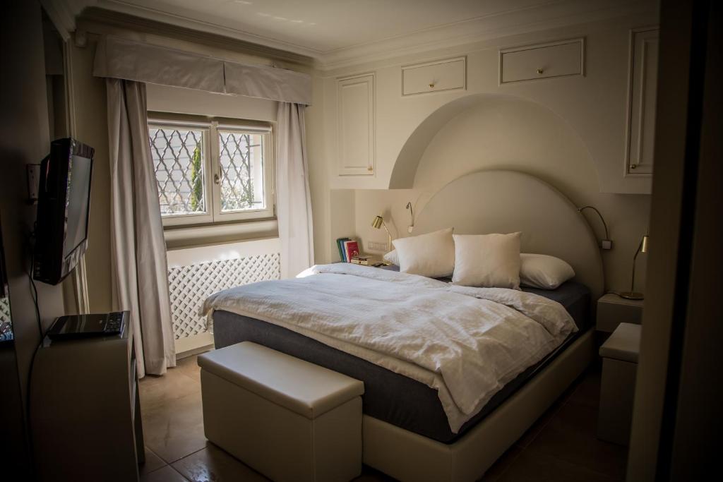 布尔诺President Boutique Apartment的一间卧室设有一张大床和窗户