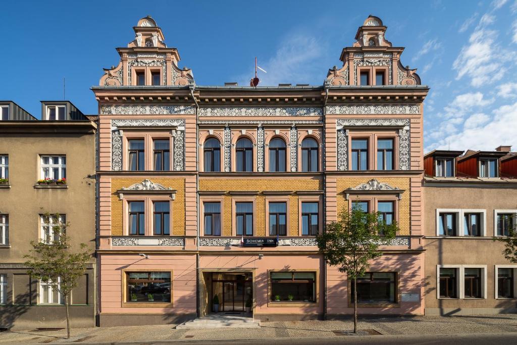 图尔诺夫Bohemia Inn Hotel的一座拥有许多窗户的大型砖砌建筑
