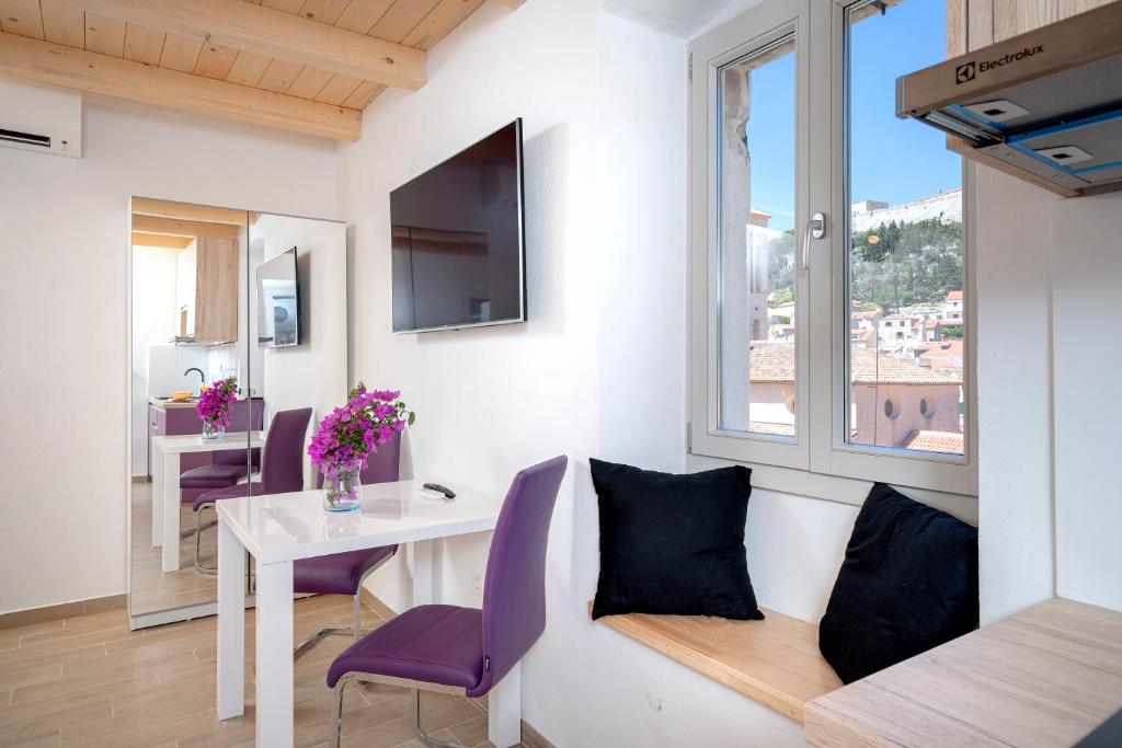 赫瓦尔Velada Center的一个小客厅,配有桌子和窗户