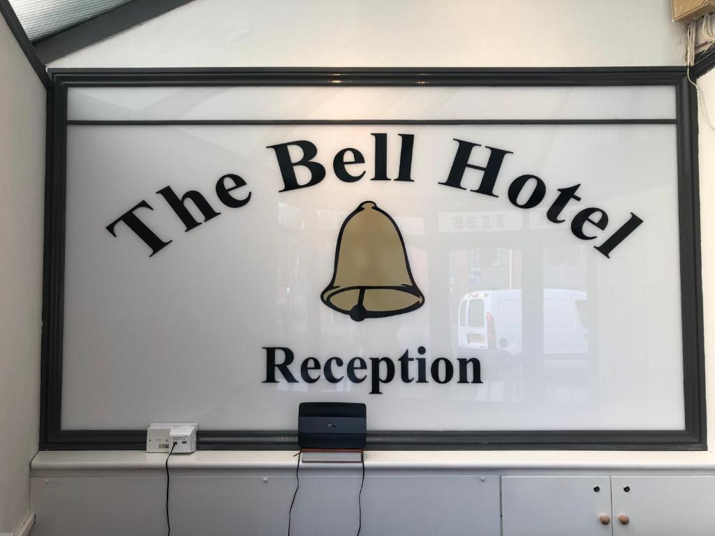 纽敦The Bell Hotel的窗口中门铃屋接待标志