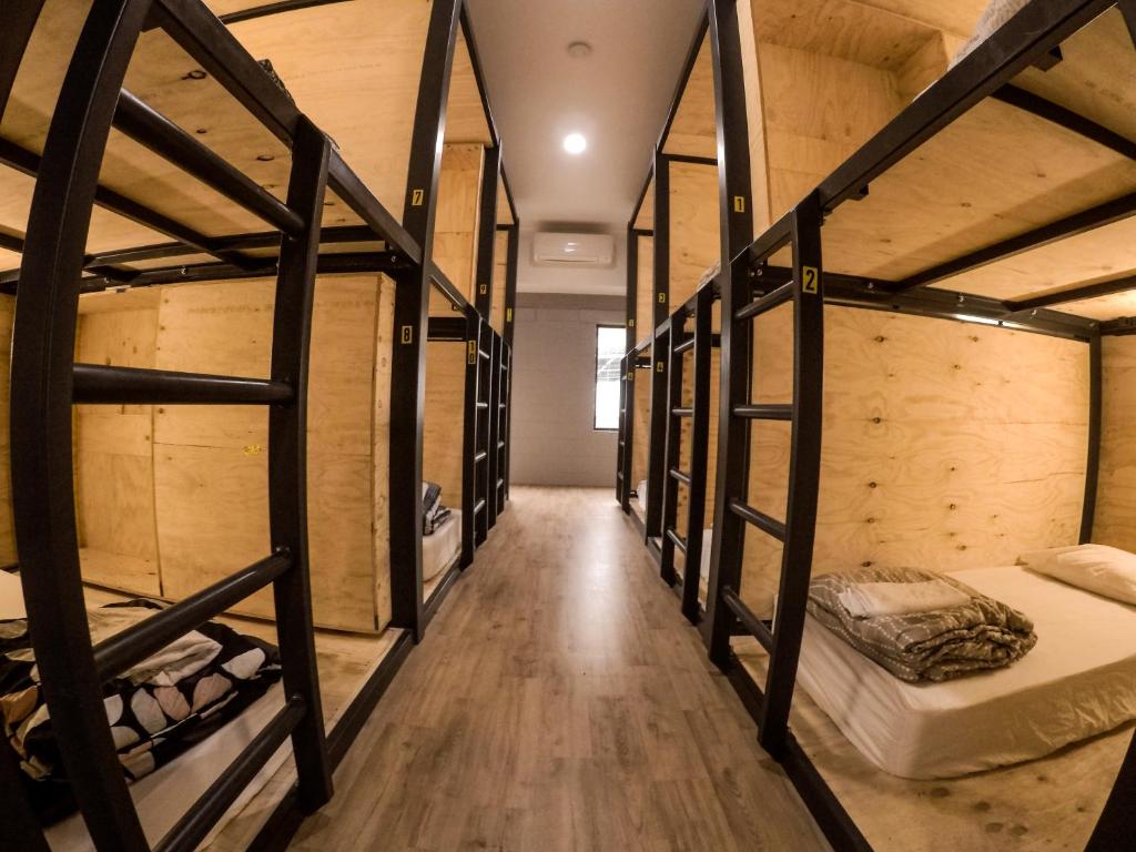 班达伯格邦克旅舍的客房内的一组双层床