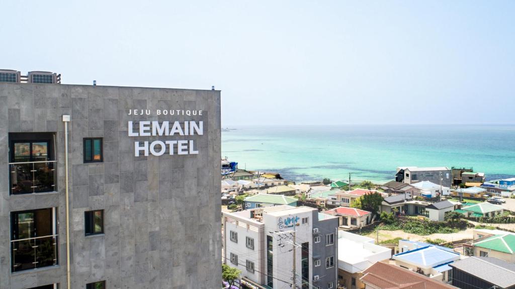 济州市Lemain Hotel的一座建筑,上面标有阅读利曼酒店的标志