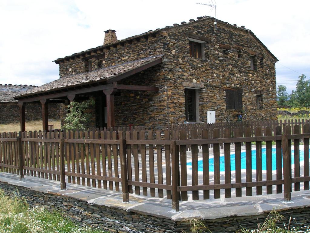 CampillejoLa Pizarra Negra的前面有木栅栏的房子