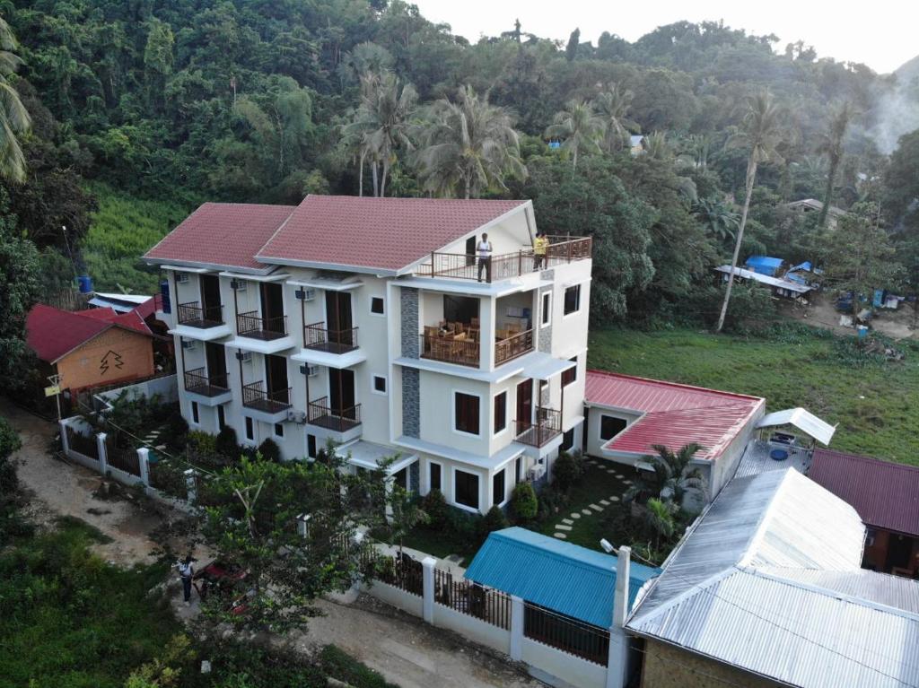 爱妮岛Layang Layang Home的屋顶房屋的空中景致
