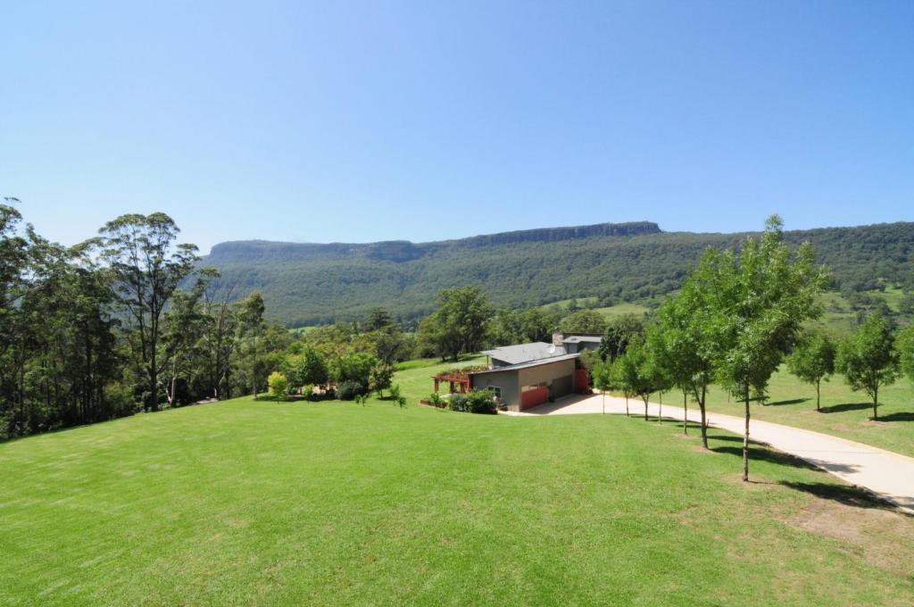 Upper Kangaroo RiverBottlebrush Lodge Great views and a pool的从草坪上可欣赏到房子的景色