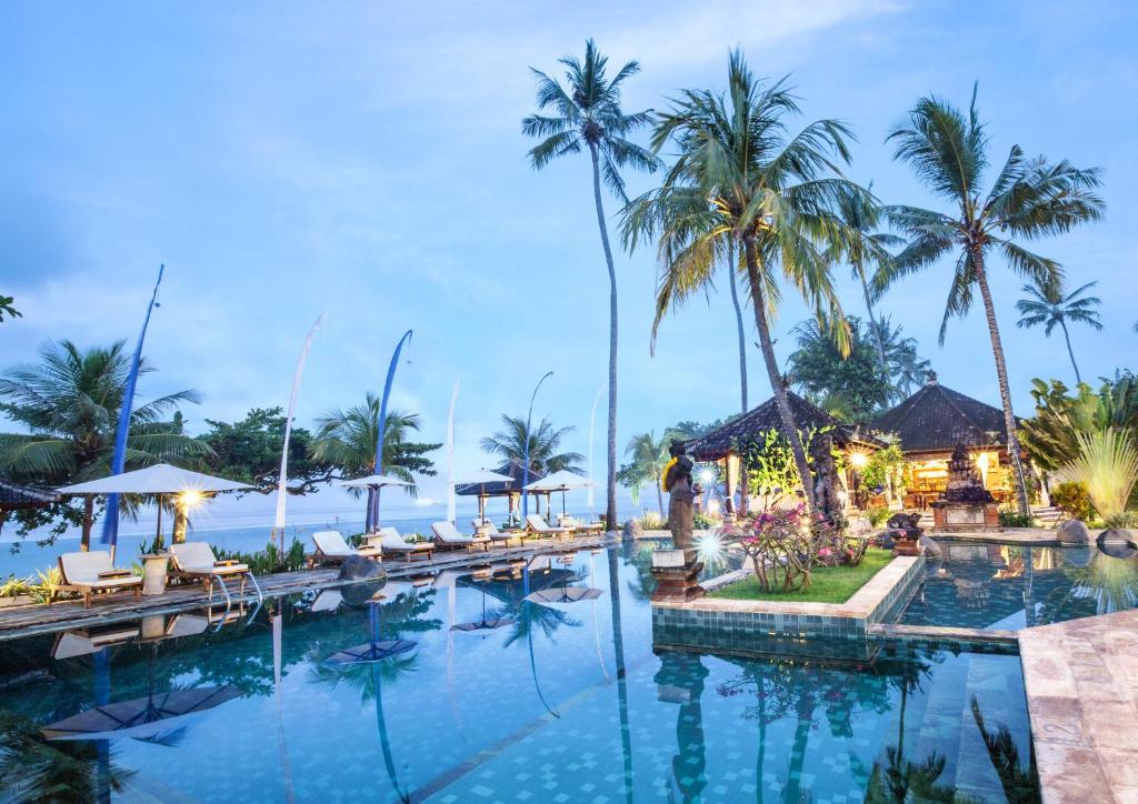 甘地达萨卡迪达萨普里巴古斯酒店的棕榈树度假村的游泳池