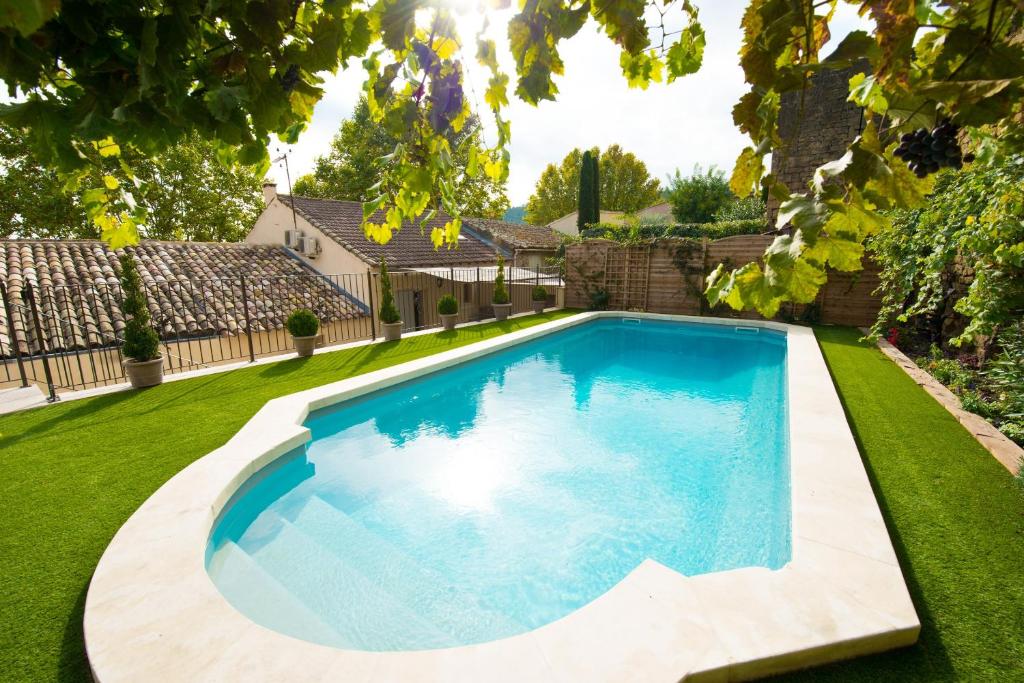 昂苏伊特雷耶里姆帕斯旅馆的一座房子的院子内的游泳池