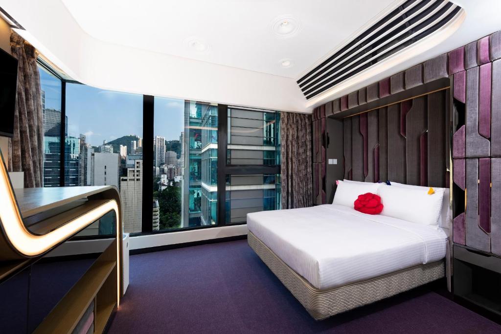 香港晋逸兰桂坊精品酒店 中环的酒店客房设有一张床和一个大窗户