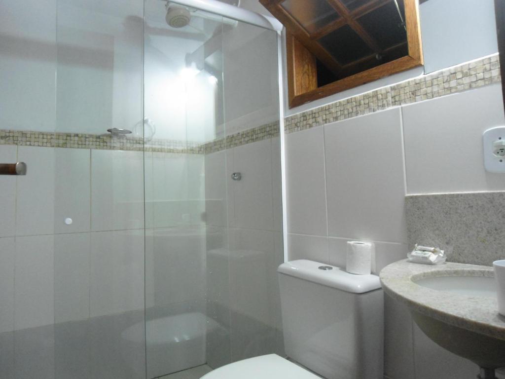 布希奥斯Suítes e Flats das Papoulas Ferradura In Búzios的带淋浴、卫生间和盥洗盆的浴室