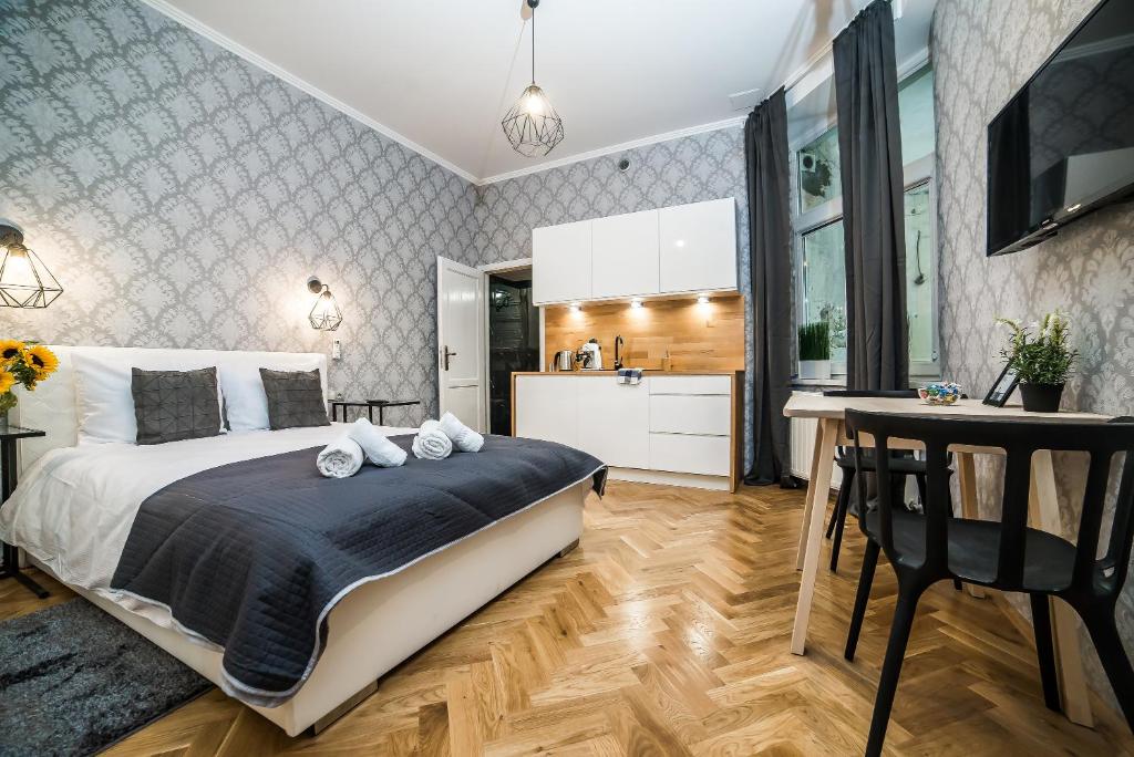 克拉科夫Cracovia Wawel Apartments的一间带大床的卧室和一间厨房