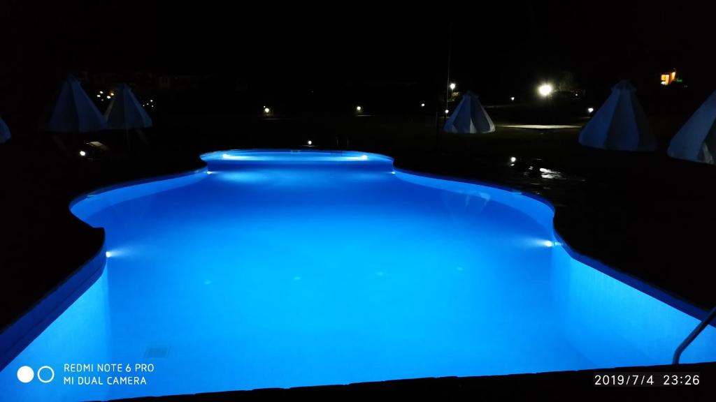 卡尼奥提Roxane的夜晚的蓝色灯光游泳池