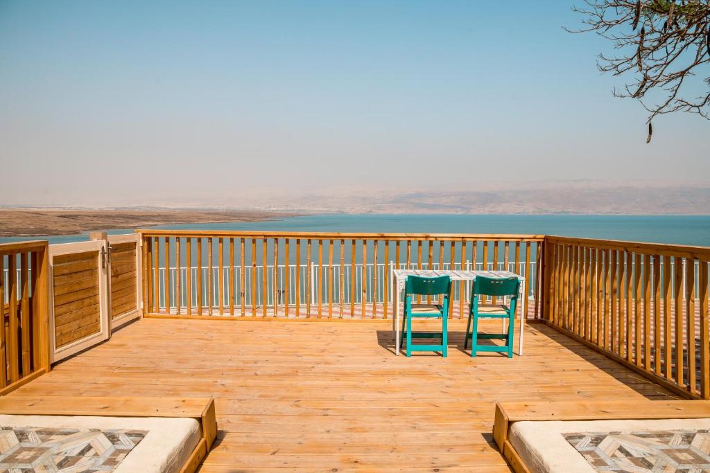 KaliaThe Dream Compound- by Biankini的木甲板上摆放着两把椅子,享有海景