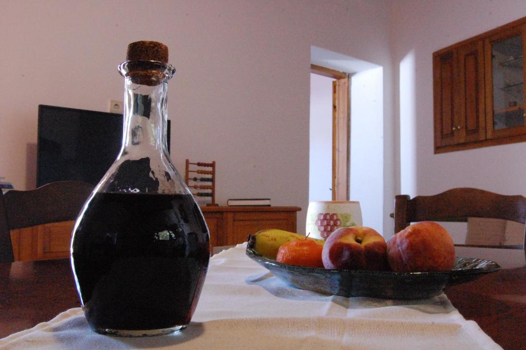 科林瓦里奥Old Winery House的桌上的一瓶苏打水和一碗水果