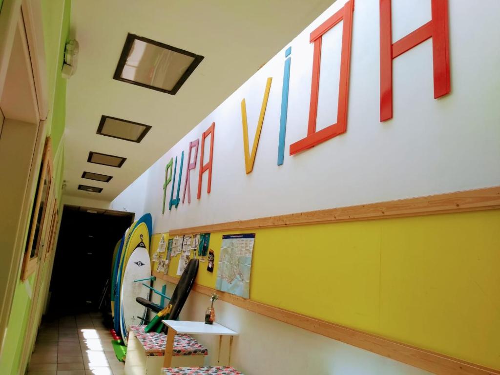 大加那利岛拉斯帕尔马斯Pura Vida Las Palmas的墙上有标志的学校走廊